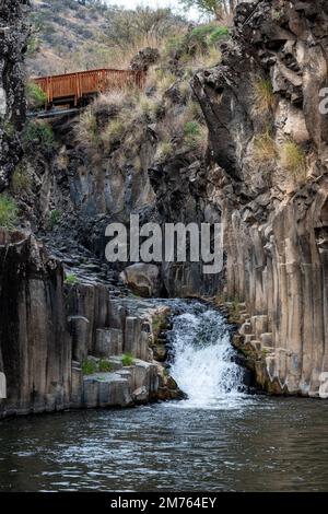 La piscine Hexagon Breichat HaMeshushim est une piscine naturelle située près de la rivière Meshushim, dans la réserve naturelle de la forêt de Yehudiya, au centre du plateau du Golan. Israël Banque D'Images