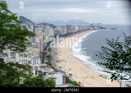 Plage de leblon vue depuis le point de vue de la falaise à Rio de Janeiro. Banque D'Images