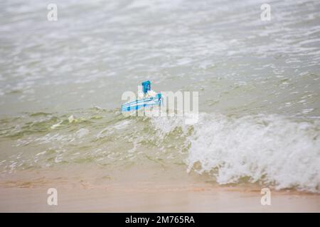 bateau avec offrandes à iemanja, pendant une fête à la plage de copacabana. Banque D'Images