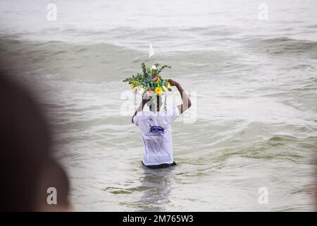 bateau avec offrandes à iemanja, pendant une fête à la plage de copacabana. Banque D'Images