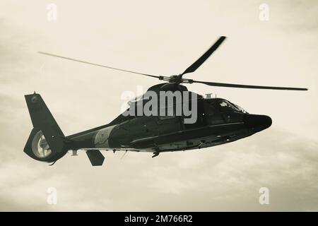 A ÉTATS-UNIS L'hélicoptère Dolphin MH-65 Eurocopter de la Garde côtière de la station aérienne Savannah vole pendant l'entraînement des opérations d'hélicoptère à Charleston Harbour, Caroline du Sud, le 5 janvier 2023. L'évacuation par hélicoptère est un moyen plus rapide de transporter des personnes à un niveau de soins plus élevé. (É.-U. Photo de la Force aérienne par le sergent d'état-major Joseph P. Leveille) Banque D'Images