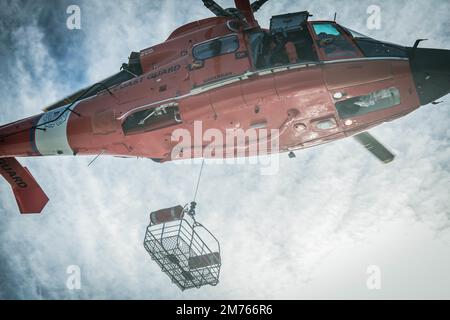 A ÉTATS-UNIS L'hélicoptère Dolphin MH-65 Eurocopter de la Garde côtière de la station aérienne Savannah vole pendant l'entraînement des opérations d'hélicoptère à Charleston Harbour, Caroline du Sud, le 5 janvier 2023. L'évacuation par hélicoptère est un moyen plus rapide de transporter des personnes à un niveau de soins plus élevé. (É.-U. Photo de la Force aérienne par le sergent d'état-major Joseph P. Leveille) Banque D'Images