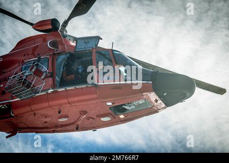 A ÉTATS-UNIS L'hélicoptère Dolphin MH-65 Eurocopter de la Garde côtière de la station aérienne Savannah vole pendant l'entraînement des opérations d'hélicoptère à Charleston Harbour, Caroline du Sud, le 5 janvier 2023. L'évacuation par hélicoptère est un moyen plus rapide de transporter des personnes à un niveau de soins plus élevé. (É.-U. Photo de la Force aérienne par le sergent d'état-major Joseph P. Leveille) Banque D'Images