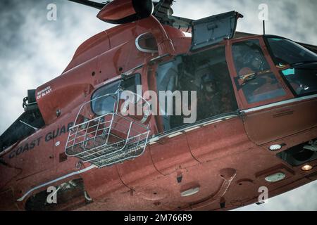 A ÉTATS-UNIS L'hélicoptère Dolphin MH-65 Eurocopter de la Garde côtière de la station aérienne Savannah vole pendant l'entraînement des opérations d'hélicoptère à Charleston Harbour, Caroline du Sud, le 5 janvier 2023. L'évacuation par hélicoptère est un moyen plus rapide de transporter des personnes à un niveau de soins plus élevé. (É.-U. Photo de la Force aérienne par le sergent d'état-major Joseph P. Leveille) Banque D'Images