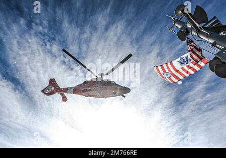 A ÉTATS-UNIS L'hélicoptère Dolphin MH-65 Eurocopter de la Garde côtière de la station aérienne Savannah vole pendant l'entraînement des opérations d'hélicoptère à Charleston Harbour, Caroline du Sud, le 5 janvier 2023. L'évacuation par hélicoptère est un moyen plus rapide de transporter des personnes à un niveau de soins plus élevé. (É.-U. Photo de la Force aérienne par le sergent d'état-major Joseph P. Leveille) Banque D'Images