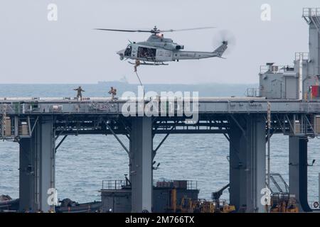 NATUNA SEA (7 janvier 2023) – Marines affectés à un peloton de la Force de RAID maritime (FRM), embarqué à bord d'un quai de transport amphibie USS Anchorage (LPD 23), descente rapide d'un VENIN UH-1Y affecté à l'escadron variable Tiltrotor (VMM) 362 pour monter à bord de la base mobile expéditionnaire Lewis B. classe Puller USS Miguel Keith (ESB 5) Pour une visite, exercice de formation sur le conseil, la recherche et la saisie (VMSS), janvier 7. La capacité de fonctionner de façon transparente et simultanée sur la mer, à terre et dans l'air représente la valeur unique de la capacité amphibie fournie par l'équipe ARG/MEU. Le Makin Island amphibie Ready Group, comp Banque D'Images