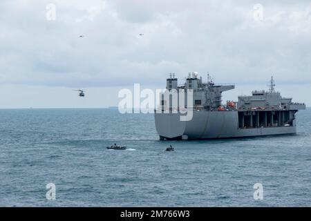 NATUNA SEA (7 janvier 2023) – Marines affectées à un peloton de la Force de RAID maritime (FRM) embarqué à bord d'un quai de transport amphibie USS Anchorage (LPD 23) Utiliser 11m bateaux gonflables à coque rigide (RIBs) et un UH-1Y Venom affecté au variable Tiltrotor Squadron (VMM) 362 pour monter à bord de la base mobile expéditionnaire Lewis B. Puller-Class USS Miguel Keith (ESB 5) pour une visite, un exercice de formation à bord, à la recherche et à la saisie (VBSS), janvier 7. La capacité de fonctionner de façon transparente et simultanée sur la mer, à terre et dans l'air représente la valeur unique de la capacité amphibie fournie par l'équipe ARG/MEU. Le Makin est Banque D'Images