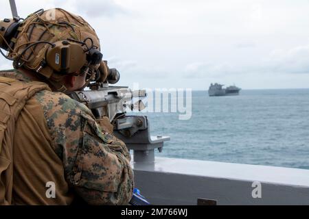 NATUNA SEA (7 janvier 2023) – Un Marine affecté à un peloton de surveillance et d'acquisition de cibles (STA) embarqué à bord d'un quai de transport amphibie USS Anchorage (LPD 23) surveille les Marines engagées dans une visite, Board, Search, Et l'exercice d'entraînement de Seizure (VBSS) à bord de la base mobile expéditionnaire Lewis B. Puller-class USS Miguel Keith (ESB 5), janv. 7. La synchronisation des capacités complémentaires de l'unité expéditionnaire maritime (UMM) de 13th et de l'USS Anchorage multiplie l'influence traditionnelle de la puissance maritime pour produire une force plus compétitive et mortelle. Le groupe de prêt amphibie de l'île de Makin, compri Banque D'Images