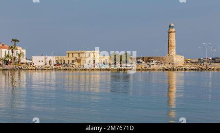 Vue sur le port de la Canée, Crète, Grèce, de l'autre côté de l'eau Banque D'Images