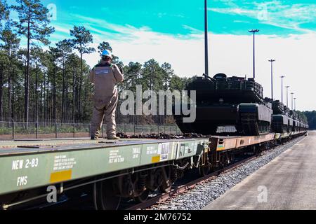 Un employé de General Dynamics guide un char M1A2 SEPv3 Abrams à partir d'un train à fort Stewart, en Géorgie, le 5 janvier 2023. Le char M1A2 SEPv3 Abrams est une arme d'assaut terrestre discrète et à suivi complet qui permet aux combattants expéditionnaires de dominer leurs adversaires grâce à une puissance de feu mortelle, une surviabilité sans précédent et une manœuvre audacieuse. (É.-U. Photo de l'armée par le sergent d'état-major Rakeem carter) Banque D'Images