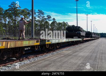 Un employé de General Dynamics guide un char M1A2 SEPv3 Abrams à partir d'un train à fort Stewart (Géorgie); 5 janvier 2023. Le char M1A2 SEPv3 Abrams est une arme d'assaut de combat terrestre à suivi complet, discrète, permettant aux combattants expéditionnaires de dominer leurs adversaires par une puissance de feu mortelle, une surviabilité sans précédent et une manœuvre audacieuse. (É.-U. Photo de l'armée par le sergent d'état-major Rakeem carter) Banque D'Images