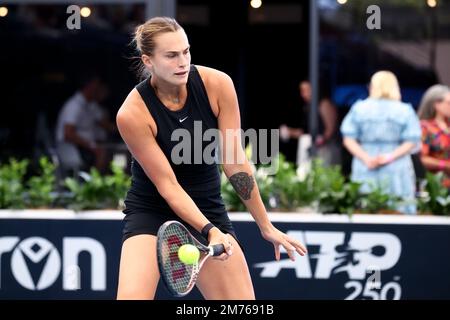 Adélaïde, Australie, 7 janvier 2023. Aryna Sabalenka, de Biélorussie, vola le ballon lors du match international de tennis d'Adélaïde entre Irina-Camelia Begu, de Roumanie, et Aryna Sabalenka, de Biélorussie, à Memorial Drive sur 07 janvier 2023, à Adélaïde, en Australie. Crédit : Peter Mundy/Speed Media/Alay Live News Banque D'Images