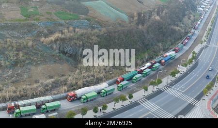 YICHANG, CHINE - 7 JANVIER 2023 - photo aérienne prise le 7 janvier 2023 montre que les gros camions sont en ligne pour monter à bord. Au terme du lancement de Gjingtuo Banque D'Images