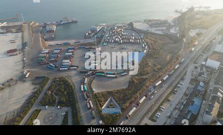 YICHANG, CHINE - 7 JANVIER 2023 - photo aérienne prise le 7 janvier 2023 montre que les gros camions sont en ligne pour monter à bord. Au terme du lancement de Gjingtuo Banque D'Images