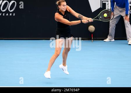 Adélaïde, Australie, 7 janvier 2023. Aryna Sabalenka, du Bélarus, a fait un revers lors du match international de tennis d'Adélaïde entre Irina-Camelia Begu, de Roumanie, et Aryna Sabalenka, du Bélarus, à Memorial Drive sur 07 janvier 2023, à Adélaïde, en Australie. Crédit : Peter Mundy/Speed Media/Alay Live News Banque D'Images