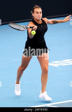 Adélaïde, Australie, 7 janvier 2023. Aryna Sabalenka, du Bélarus, joue un rôle de premier plan lors du match international de tennis d'Adélaïde entre Irina-Camelia Begu, de Roumanie, et Aryna Sabalenka, du Bélarus, à Memorial Drive sur 07 janvier 2023, à Adélaïde, en Australie. Crédit : Peter Mundy/Speed Media/Alay Live News Banque D'Images