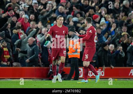 Darwin Núñez #27 de Liverpool fête avec Andrew Robertson après avoir marqué pour le faire 1-1 lors de la coupe Emirates FA troisième Round Match Liverpool vs Wolverhampton Wanderers à Anfield, Liverpool, Royaume-Uni, 7th janvier 2023 (photo par Steve Flynn/News Images) Banque D'Images