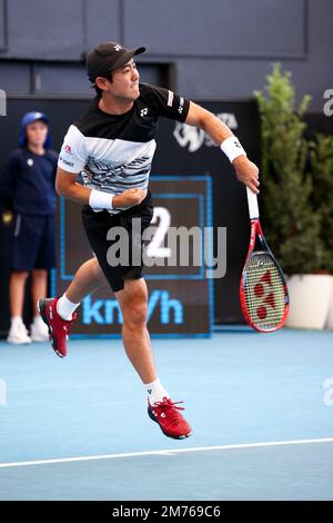 Adélaïde, Australie, 7 janvier 2023. Yoshihito Nishioka du Japon sert le ballon lors du match international de tennis d'Adélaïde entre Sebastian Korda des États-Unis et Yoshihito Nishioka du Japon à Memorial Drive sur 07 janvier 2023 à Adélaïde, en Australie. Crédit : Peter Mundy/Speed Media/Alay Live News Banque D'Images