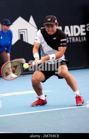 Adélaïde, Australie, 7 janvier 2023. Yoshihito Nishioka, du Japon, a fait un revers lors du match international de tennis d'Adélaïde entre Sebastian Korda, des États-Unis, et Yoshihito Nishioka, du Japon, à Memorial Drive, sur 07 janvier 2023, à Adélaïde, en Australie. Crédit : Peter Mundy/Speed Media/Alay Live News Banque D'Images