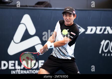 Adélaïde, Australie, 7 janvier 2023. Yoshihito Nishioka, du Japon, a fait un revers lors du match international de tennis d'Adélaïde entre Sebastian Korda, des États-Unis, et Yoshihito Nishioka, du Japon, à Memorial Drive, sur 07 janvier 2023, à Adélaïde, en Australie. Crédit : Peter Mundy/Speed Media/Alay Live News Banque D'Images