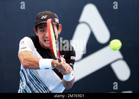 Adélaïde, Australie, 7 janvier 2023. Yoshihito Nishioka, du Japon, a fait un revers lors du match international de tennis d'Adélaïde entre Sebastian Korda, des États-Unis, et Yoshihito Nishioka, du Japon, à Memorial Drive, sur 07 janvier 2023, à Adélaïde, en Australie. Crédit : Peter Mundy/Speed Media/Alay Live News Banque D'Images