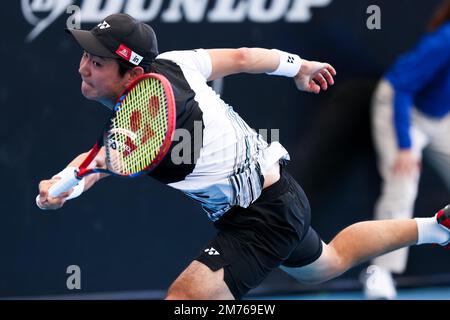 Adélaïde, Australie, 7 janvier 2023. Yoshihito Nishioka, du Japon, a fait un revers lors du match international de tennis d'Adélaïde entre Sebastian Korda, des États-Unis, et Yoshihito Nishioka, du Japon, à Memorial Drive, sur 07 janvier 2023, à Adélaïde, en Australie. Crédit : Peter Mundy/Speed Media/Alay Live News Banque D'Images