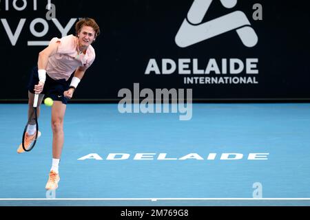 Adélaïde, Australie, 7 janvier 2023. Sebastian Korda des États-Unis sert le ballon lors du match de tennis international d'Adélaïde entre Sebastian Korda des États-Unis et Yoshihito Nishioka du Japon à Memorial Drive sur 07 janvier 2023 à Adélaïde, en Australie. Crédit : Peter Mundy/Speed Media/Alay Live News Banque D'Images