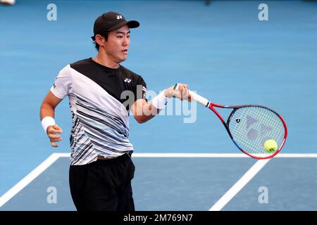 Adélaïde, Australie, 7 janvier 2023. Yoshihito Nishioka, du Japon, vola le ballon lors du match international de tennis d'Adélaïde entre Sebastian Korda, des États-Unis, et Yoshihito Nishioka, du Japon, à Memorial Drive, sur 07 janvier 2023, à Adélaïde, en Australie. Crédit : Peter Mundy/Speed Media/Alay Live News Banque D'Images