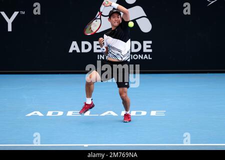 Adélaïde, Australie, 7 janvier 2023. Yoshihito Nishioka du Japon joue un rôle de premier plan lors du match international de tennis d'Adélaïde entre Sebastian Korda des États-Unis et Yoshihito Nishioka du Japon à Memorial Drive sur 07 janvier 2023 à Adélaïde, en Australie. Crédit : Peter Mundy/Speed Media/Alay Live News Banque D'Images