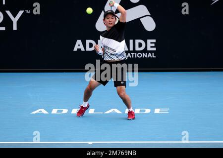 Adélaïde, Australie, 7 janvier 2023. Yoshihito Nishioka du Japon joue un rôle de premier plan lors du match international de tennis d'Adélaïde entre Sebastian Korda des États-Unis et Yoshihito Nishioka du Japon à Memorial Drive sur 07 janvier 2023 à Adélaïde, en Australie. Crédit : Peter Mundy/Speed Media/Alay Live News Banque D'Images