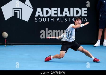 Adélaïde, Australie, 7 janvier 2023. Yoshihito Nishioka du Japon joue un rôle de premier plan lors du match international de tennis d'Adélaïde entre Sebastian Korda des États-Unis et Yoshihito Nishioka du Japon à Memorial Drive sur 07 janvier 2023 à Adélaïde, en Australie. Crédit : Peter Mundy/Speed Media/Alay Live News Banque D'Images