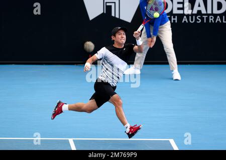 Adélaïde, Australie, 7 janvier 2023. Yoshihito Nishioka du Japon joue un rôle de premier plan lors du match international de tennis d'Adélaïde entre Sebastian Korda des États-Unis et Yoshihito Nishioka du Japon à Memorial Drive sur 07 janvier 2023 à Adélaïde, en Australie. Crédit : Peter Mundy/Speed Media/Alay Live News Banque D'Images