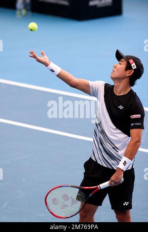 Adélaïde, Australie, 7 janvier 2023. Yoshihito Nishioka du Japon sert le ballon lors du match international de tennis d'Adélaïde entre Sebastian Korda des États-Unis et Yoshihito Nishioka du Japon à Memorial Drive sur 07 janvier 2023 à Adélaïde, en Australie. Crédit : Peter Mundy/Speed Media/Alay Live News Banque D'Images