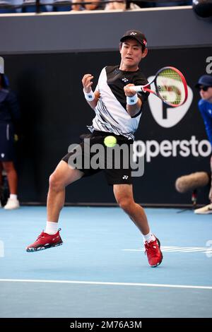 Adélaïde, Australie, 7 janvier 2023. Yoshihito Nishioka du Japon joue un rôle de premier plan lors du match international de tennis d'Adélaïde entre Sebastian Korda des États-Unis et Yoshihito Nishioka du Japon à Memorial Drive sur 07 janvier 2023 à Adélaïde, en Australie. Crédit : Peter Mundy/Speed Media/Alay Live News Banque D'Images