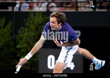 Adélaïde, Australie, 7 janvier 2023. Daniil Medvedev sert le ballon lors du match de tennis international d'Adélaïde entre Novak Djokovic de Serbie et Daniil Medvedev à Memorial Drive sur 07 janvier 2023 à Adélaïde, en Australie. Crédit : Peter Mundy/Speed Media/Alay Live News Banque D'Images