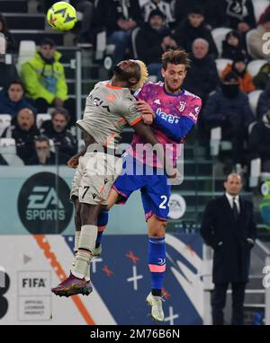 Turin, Italie. 7th janvier 2023. Daniele Rugani (R) du FC Juventus rivalise avec le succès Isaac d'Udinese lors d'un match de football entre le FC Juventus et l'Udinese à Turin, en Italie, le 7 janvier 2023. Credit: Federico Tardito/Xinhua/Alamy Live News Banque D'Images