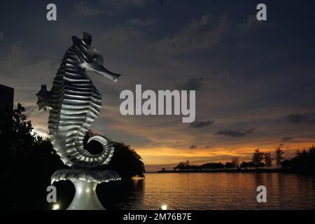 Statue de cheval de mer en acier, point de repère sur le front de mer de Miri le soir Banque D'Images