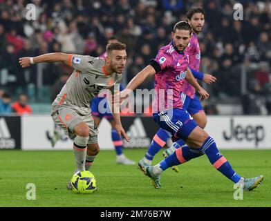 Turin, Italie. 7th janvier 2023. Adrien Rabiot (R) du FC Juventus rivalise avec Sandi Lovric d'Udinese lors d'un match de football entre le FC Juventus et l'Udinese à Turin, en Italie, le 7 janvier 2023. Credit: Federico Tardito/Xinhua/Alamy Live News Banque D'Images