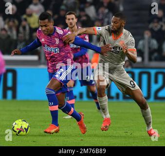 Turin, Italie. 7th janvier 2023. Alex Sandro (L) du FC Juventus rivalise avec Beto d'Udinese lors d'un match de football entre le FC Juventus et l'Udinese à Turin, Italie, le 7 janvier 2023. Credit: Federico Tardito/Xinhua/Alamy Live News Banque D'Images