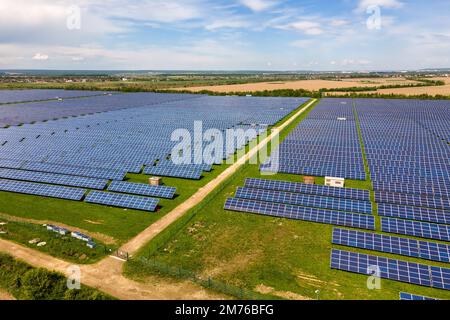 Vue aérienne de la grande centrale électrique durable avec de nombreuses rangées de panneaux photovoltaïques solaires pour produire de l'énergie électrique écologique propre Banque D'Images