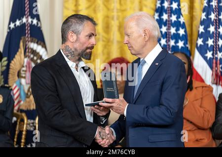 Washington, États-Unis d'Amérique. 06th janvier 2023. Washington, États-Unis d'Amérique. 06 janvier 2023. Le président américain Joe Biden décerne la Médaille présidentielle aux citoyens à l'ancien officier du département de police métropolitaine Michael Fanone, parti pour son rôle dans la défense du Capitole lors d'une cérémonie à la salle est de la Maison Blanche, à 6 janvier 2023, à Washington, DC la cérémonie a marqué l'anniversaire de deux ans de l'insurrection de 6 janvier. Crédit : Adam Schultz/White House photo/Alay Live News Banque D'Images