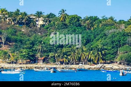 Puerto Escondido Oaxaca Mexique 16. Décembre 2022 bateaux de pêche au port et à la plage par Zicatela à Puerto Escondido Oaxaca Mexique. Banque D'Images