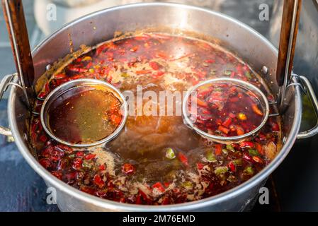 Faire bouillir la sauce au piment dans une casserole Banque D'Images