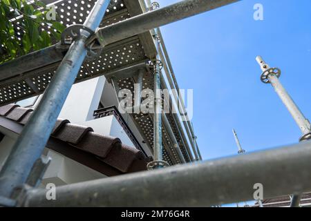 Construction moderne de maison avec plate-forme de poteau d'échafaudage. Nouveau bâtiment domestique. Échafaudage en acier et pièces de montage pour une résistance accrue dans la construction Banque D'Images