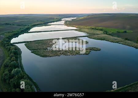 Vue aérienne de l'étang de hading de poissons avec de l'eau bleue dans la zone aquacole Banque D'Images