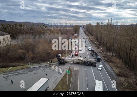 Vue aérienne de l'accident de la route avec chariot renversé bloquant la circulation Banque D'Images