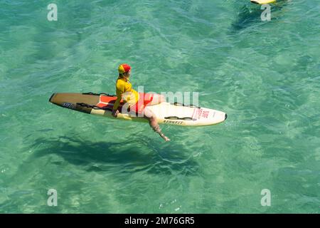 Adélaïde, Australie. 8 janvier 2023 . Surf et sauvetage des sauveteurs pratiquant sur des planches de surf lors d'une journée chaude à Adélaïde alors que les températures devraient atteindre 34degrees celsius. Credit: amer ghazzal / Alamy Live News Banque D'Images