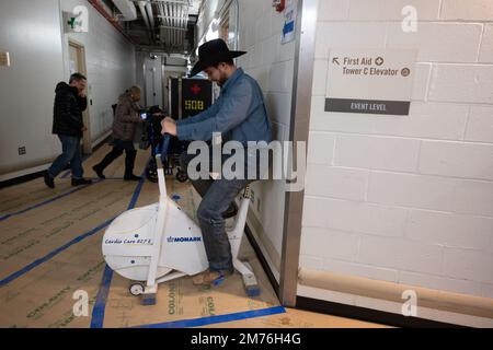 New York, New York, États-Unis. 7th janvier 2023. Bull Rider WYATT ROGERS, de Tulsa, Oklahoma, se détache avant la compétition annuelle de PBR au Madison Square Garden à New York. Il y a 40 pilotes de taureaux en compétition. (Image de crédit : © Brian Branch Price/ZUMA Press Wire) Banque D'Images