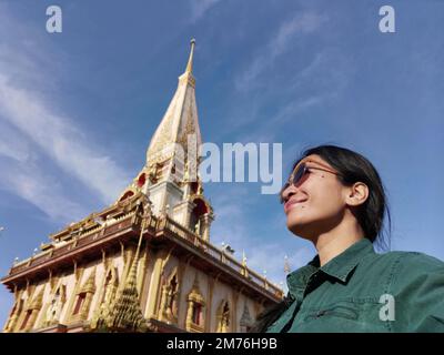 Une jeune touriste qui prend un selfie à Wat Chalong, un temple bouddhiste thaïlandais à Phuket, en Thaïlande. Banque D'Images