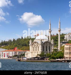Vue depuis le détroit du Bosphore surplombant la mosquée Ortakoy, ou Ortakoy Camii, alias Buyuk Mecidiye Camii, situé au bord de l'eau de la place du quai Ortakoy, Istanbul, Turquie Banque D'Images